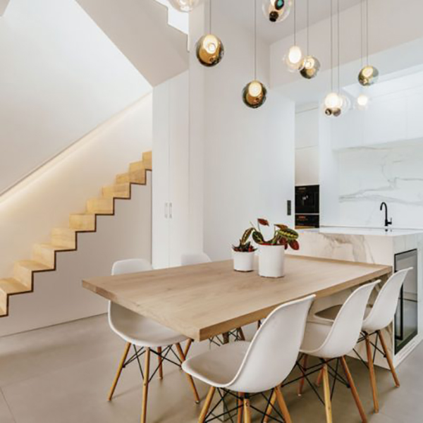 Cocina blanca con madera